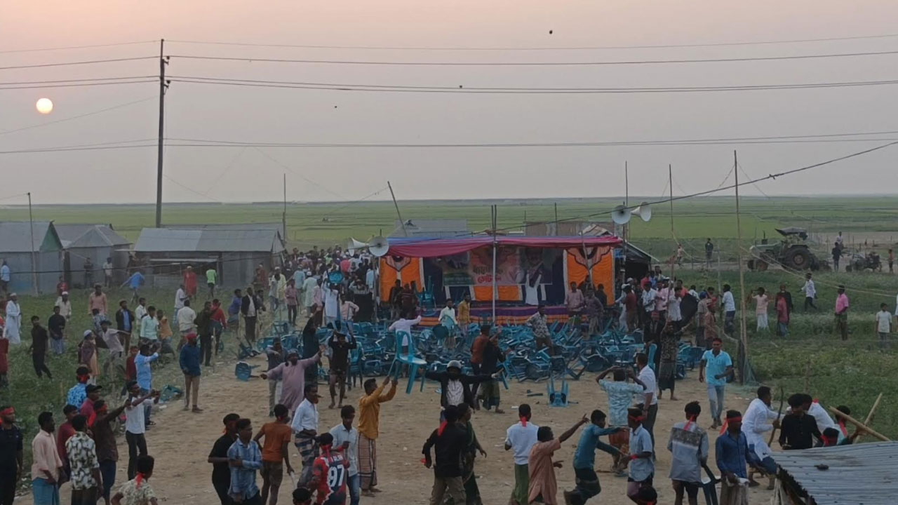 বিএনপির নির্বাচনী জনসভায় চেয়ার দখল নিয়ে সংঘর্ষ, আহত ২০